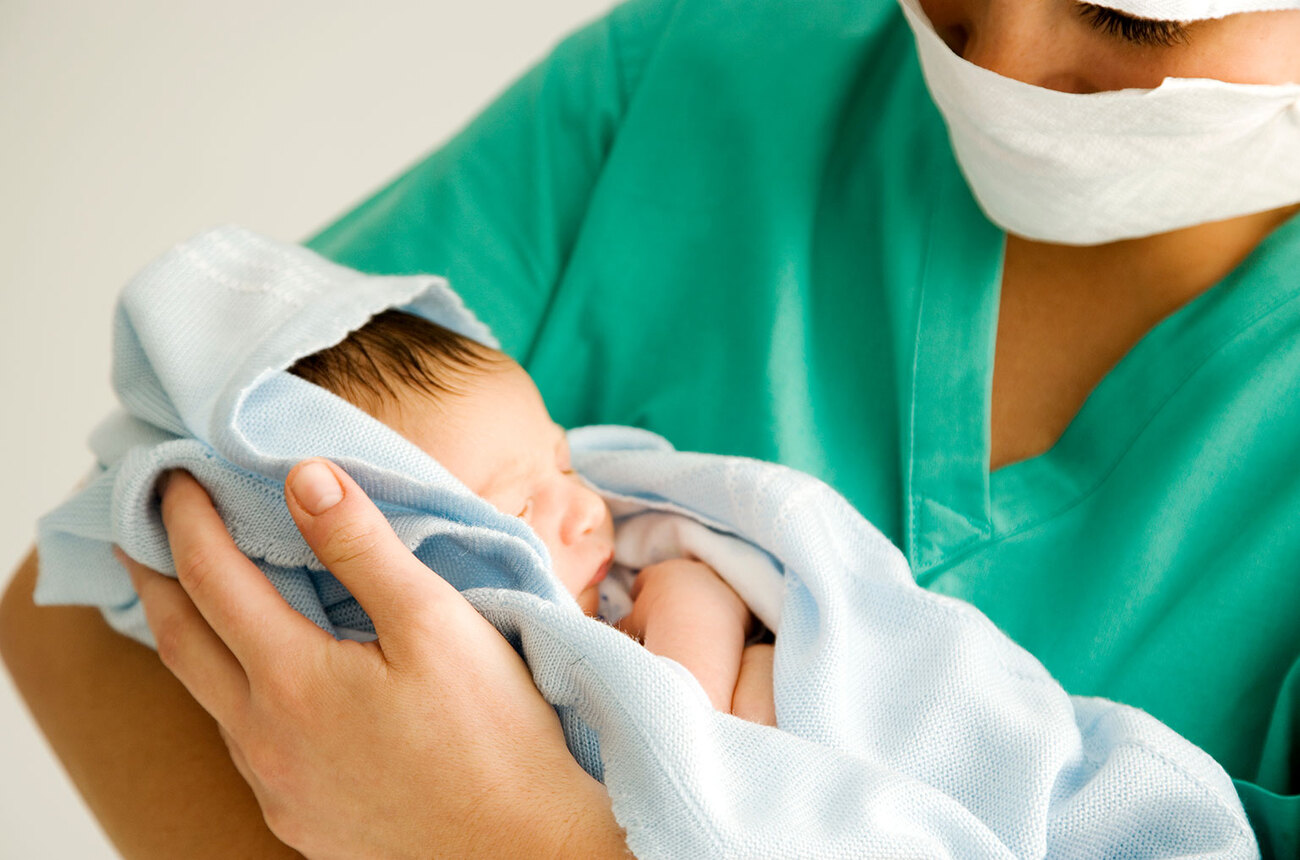 midwife-with-newborn