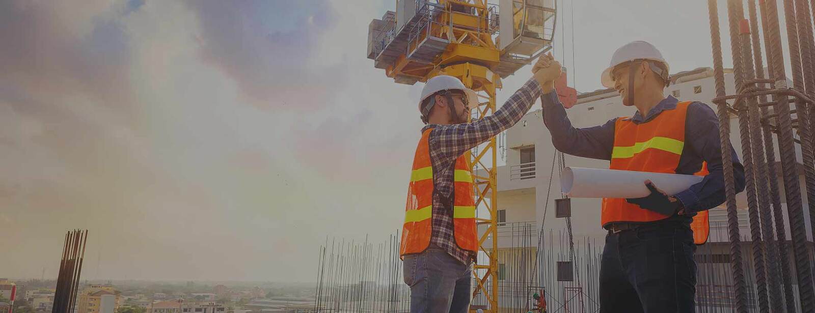 construction-workers-dapping-up